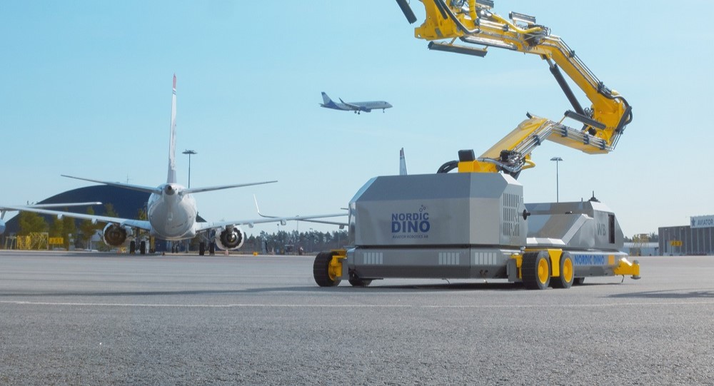 Safety First: How Robots Revolutionize Aircraft Cleaning