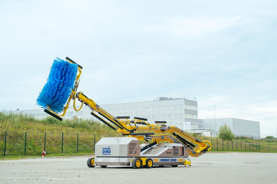 Wet vs. dry aircraft washing: all you need to know about aircraft cleaning types